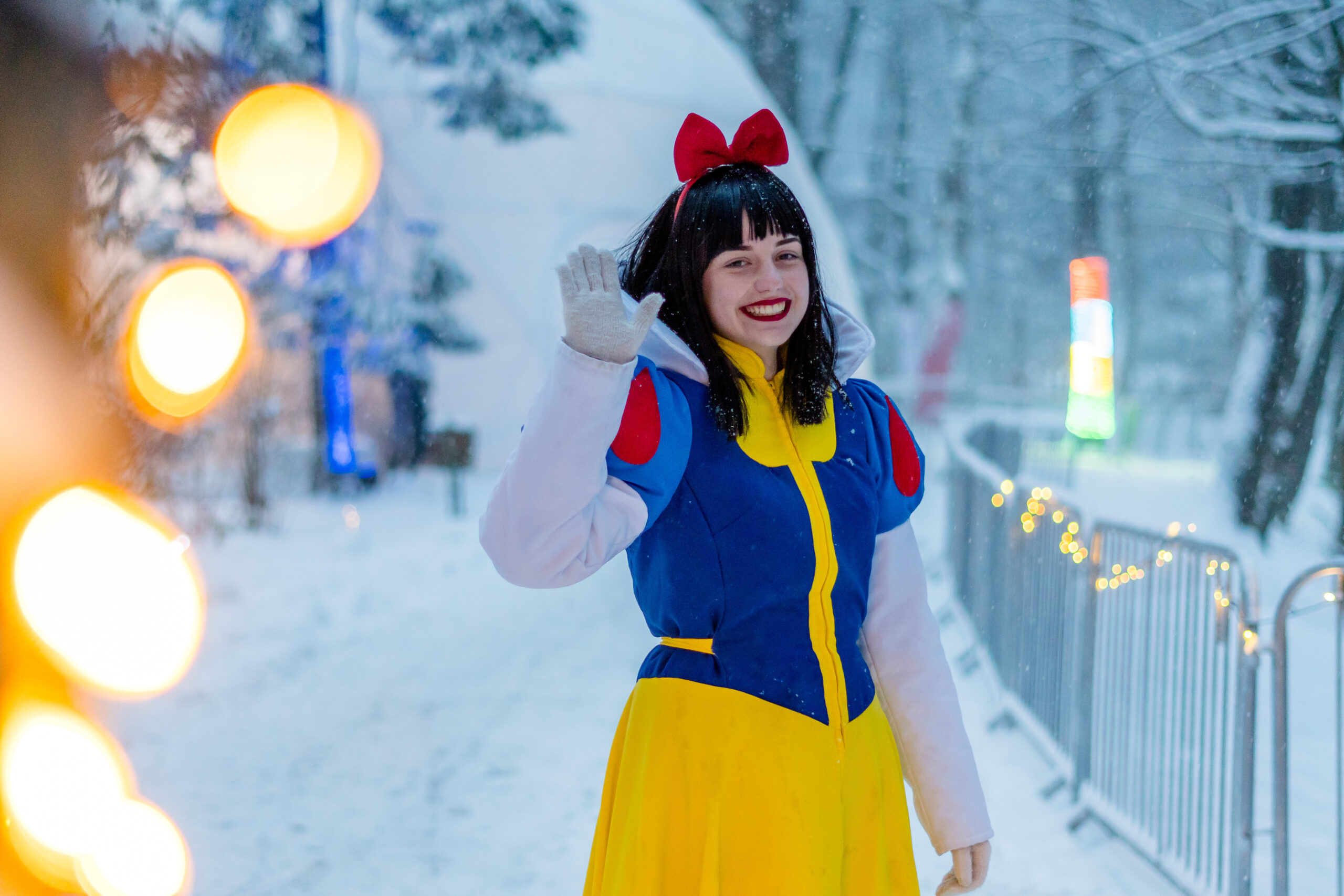 Hófehérke jelmezes szereplő köszönti az érkezőket a havas Mesebirodalomban.