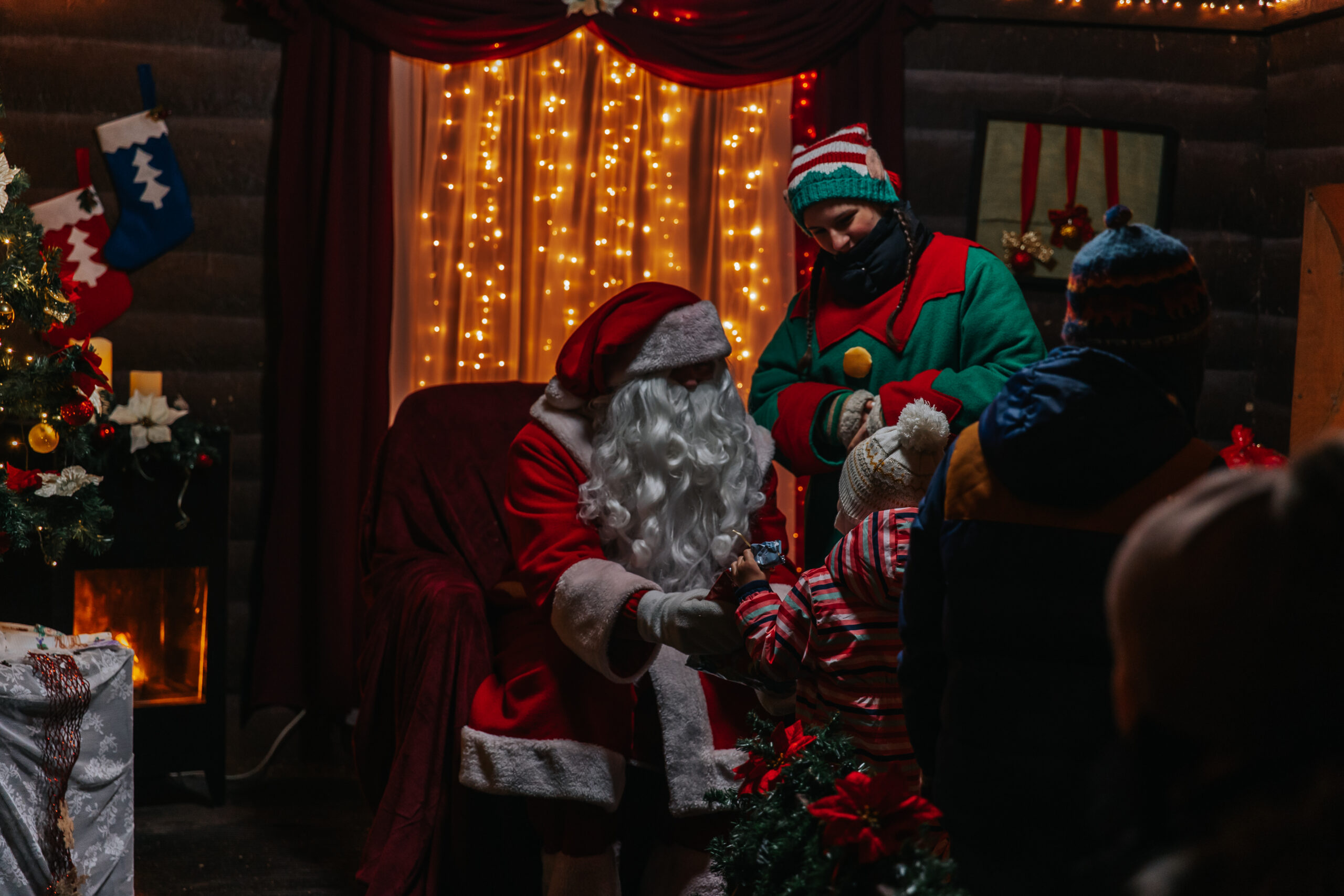 Mikulás ajándékozás a fényfüzéres kuckóban.