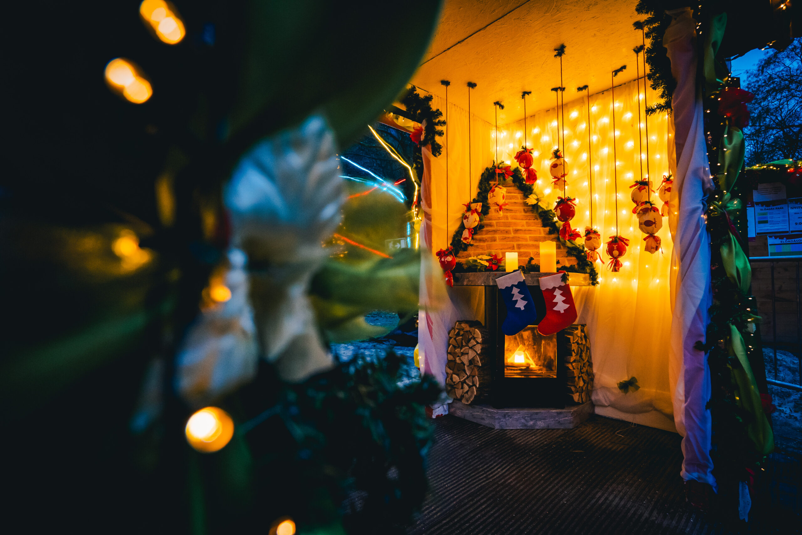 Hangulatos, fényfüzérekkel díszített mesebirodalmi kuckó fotózáshoz.