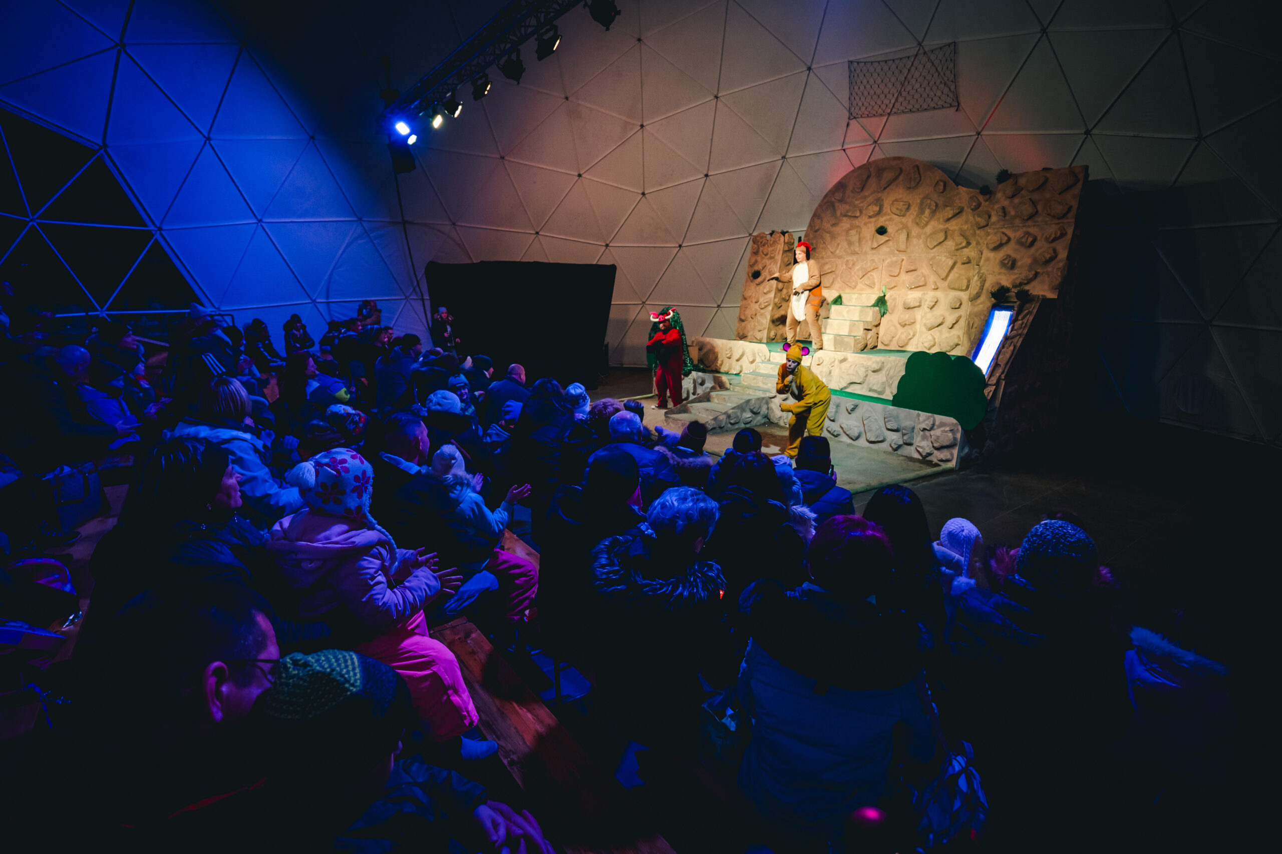 Fűtött nézőtér, közönség és színpad a Mesebirodalomban.