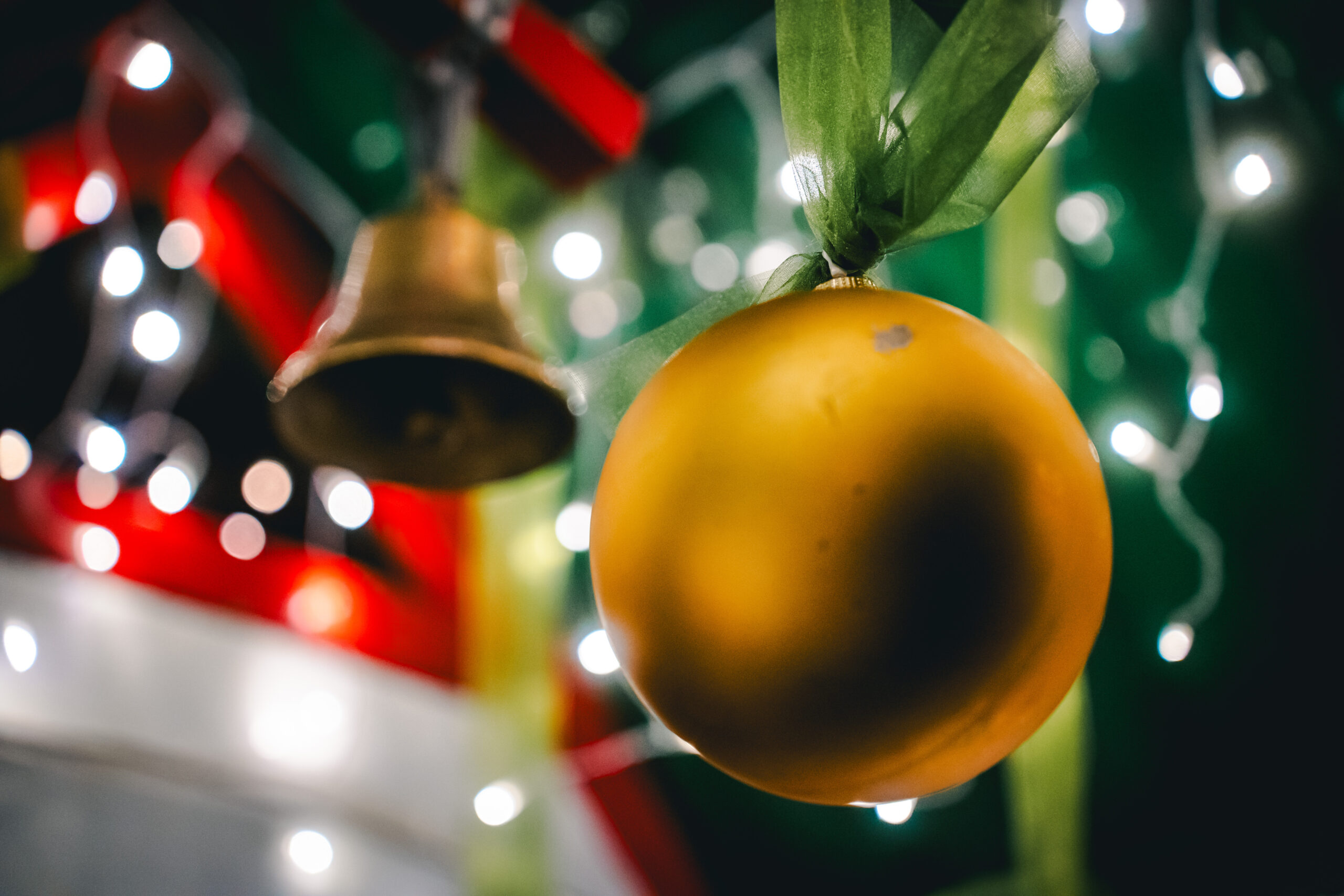 Karácsonyi arany gömb és csengő díszvilágítással.