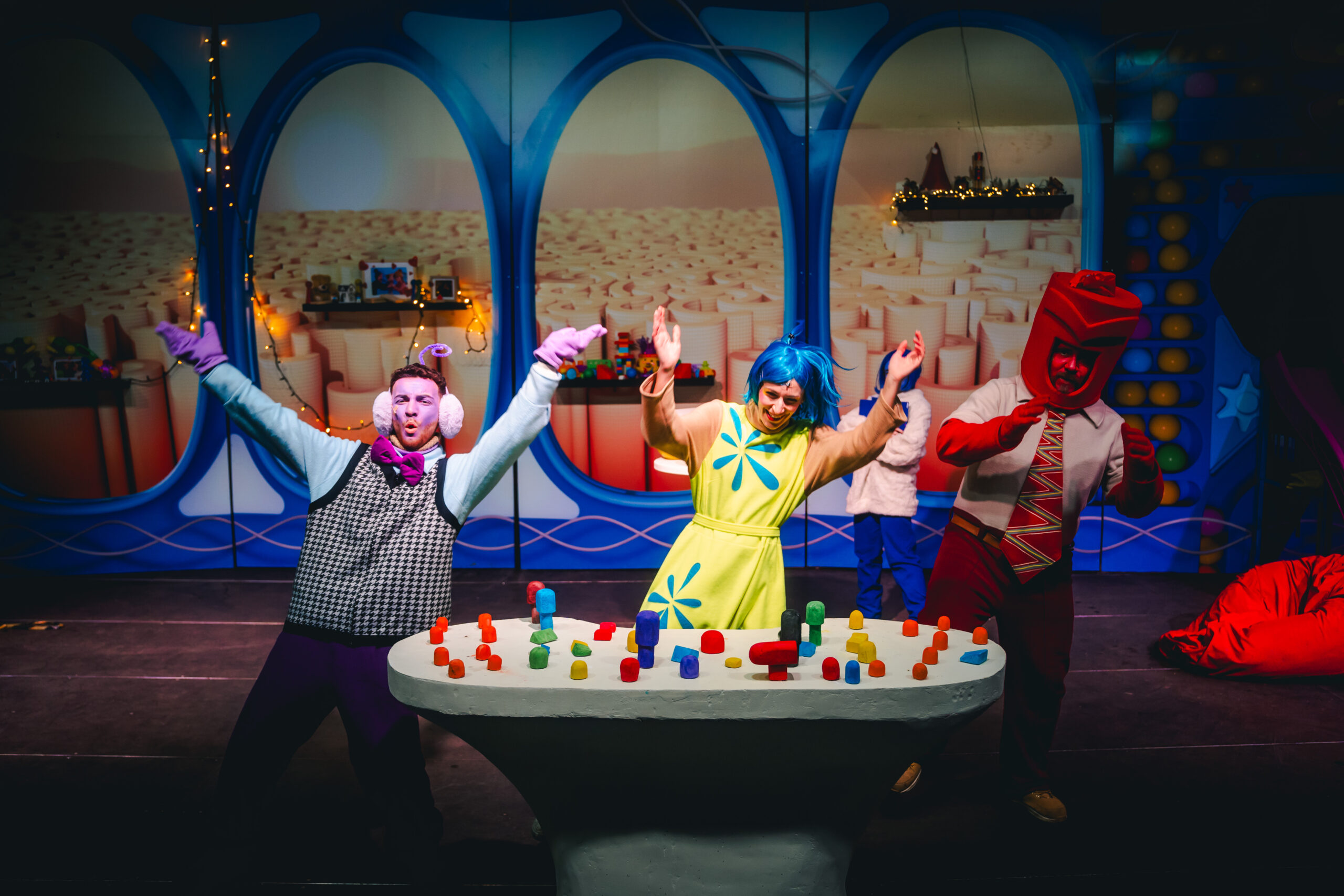 Színes színpadi jelenet mesefigurákkal.